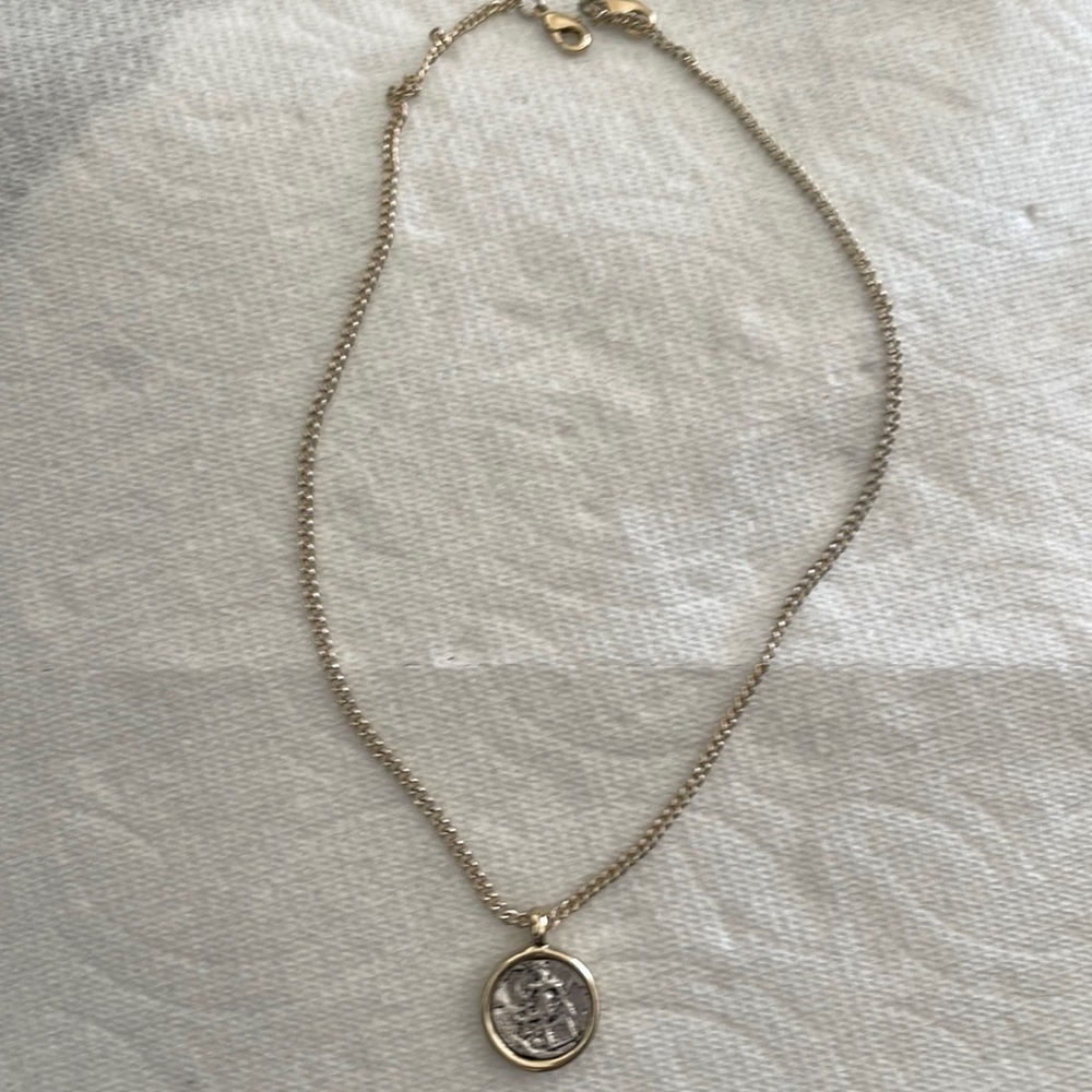 Necklace. Color gold
